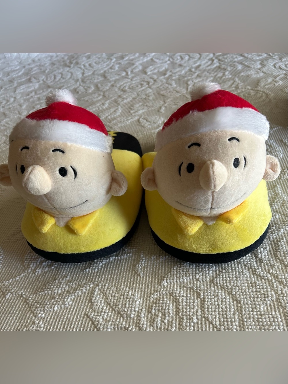 NWT Peanuts Charlie Brown Christmas Men's Plush Slippers Yellow Black Size 13/14